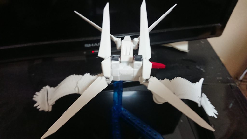 追加バックパック
GNソードビット×6
GNビームガン×1
威力の調整が可能。最大出力は脅威の一言。
GNシールド×1
有り合わせのパーツで作成されたバックパックのため、塗装がされていない。ビームサーベル発振機能がある。
小型GNドライブ(内蔵)×1
小型化されたGNドライブ。出力は多少下がるが、汎用性は高い。
GNウィング×2
機体速度を上昇させる他、光学兵器を弾くコーティングが為されている。