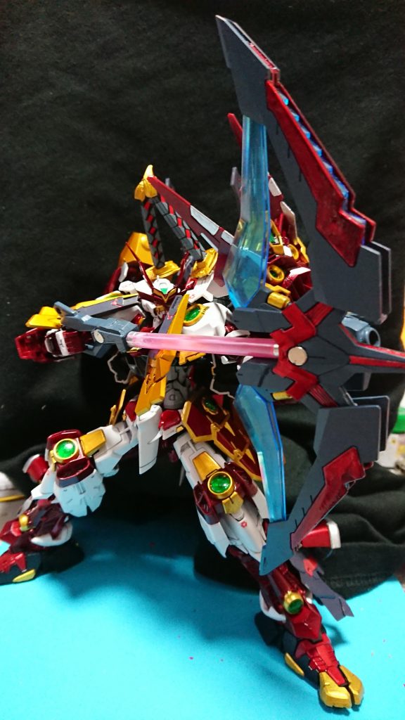 追加武装「鳳」
ビームを矢のように発射する事ができる可変型の弓
普段は右肩装甲に装着している
弓としてだけではなく打突武器としても使用可能