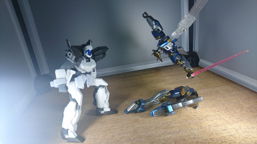 Ｖ2ガンダムもインパルスガンダムも分離機構を備えているためこの機体も上半身と下半身を分離可能。変則的な攻撃に利用する他、上半身だけで戦えるため、下半身を破損した僚機に脚部を*貸す*事も。