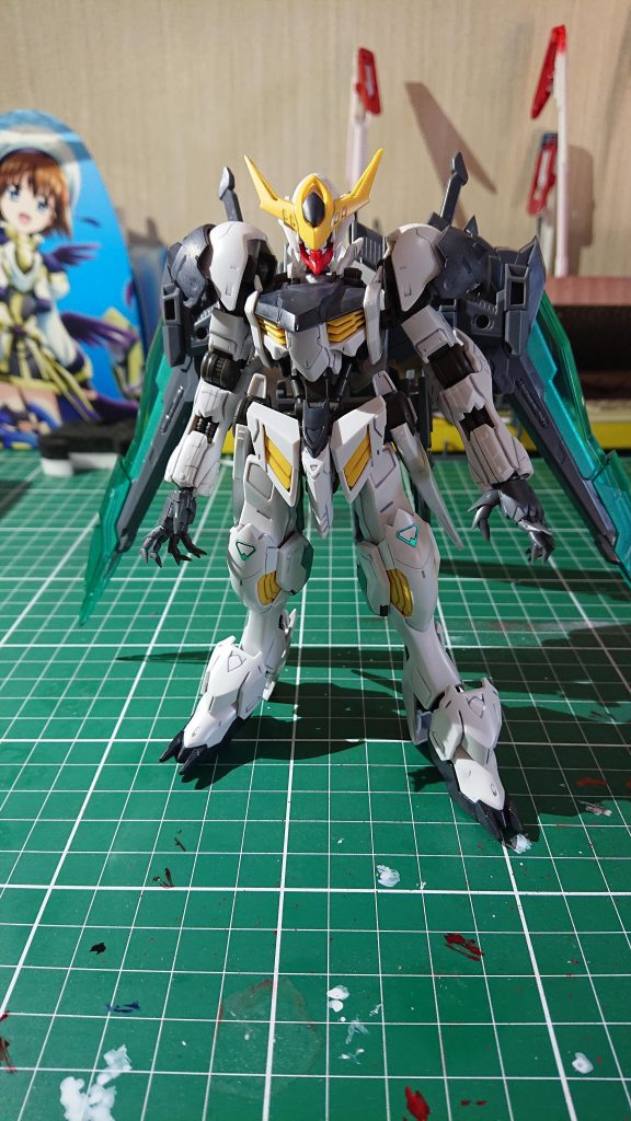 前面。
カラーはvガンダムを参考に白黒を基調としている。