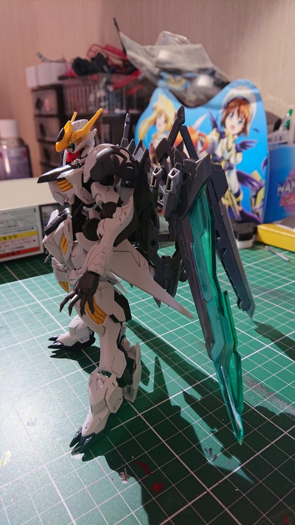 側面。
背部追加ユニットによってギリギリ自立している状態