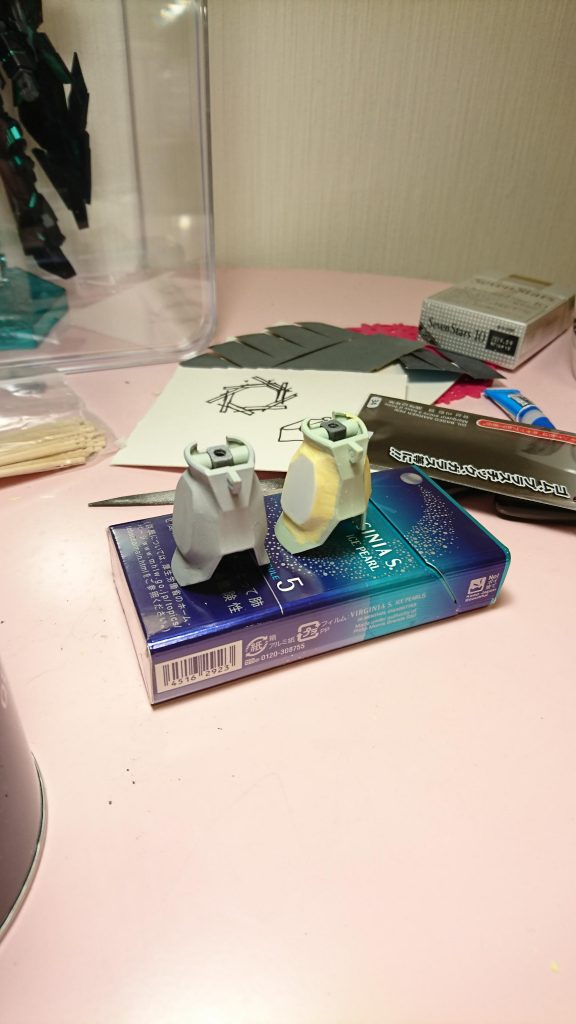 足はなんちゃって高機動型にしたかったので、フラットな感じに加工してビルダーズパーツのバーニアを接着