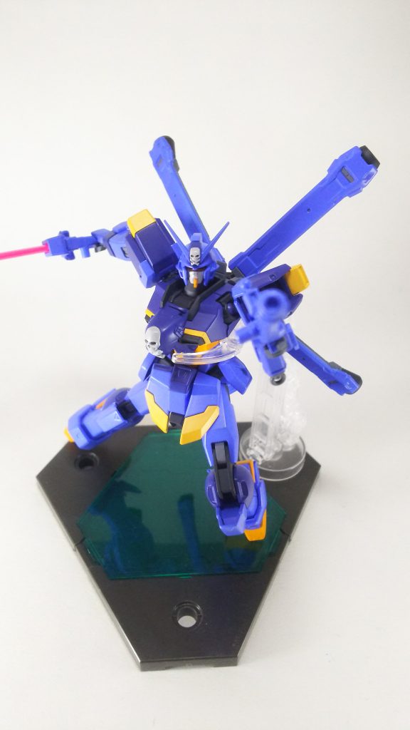 塗装に関してですが、メインカラーは自分の好きな風蒼です。
濃い部分は相性の良い風群青にしました。
オレンジも濃い色と薄い色でアクセントを付けています。
普段ならガッツリ艶消しするところですが、SEEDの機体ということで半艶程度にしておきました。