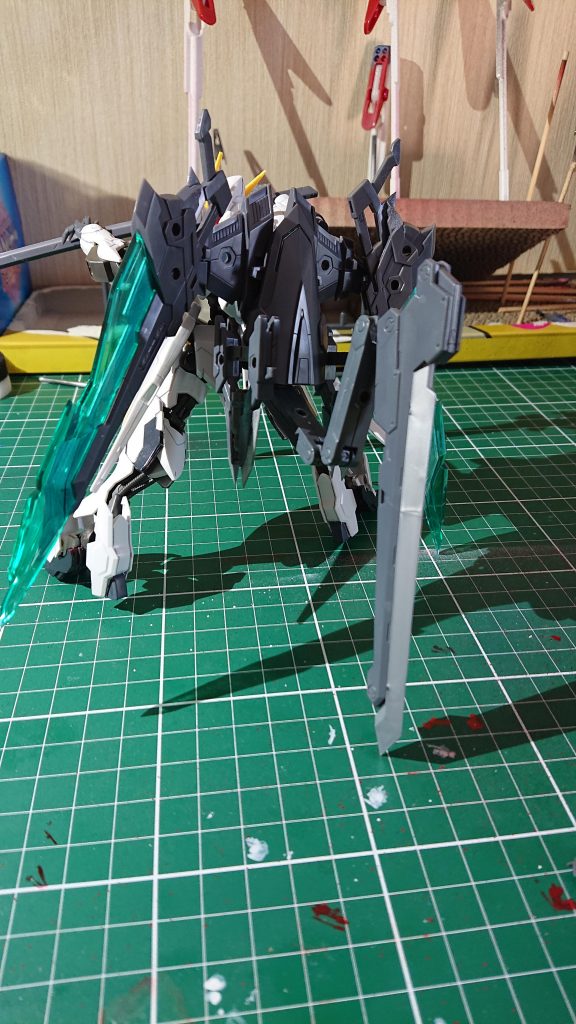 背面。
コトブキヤのエグゼニスウイングをほぼそのまま接続、そこにアムアムをつかってサムライマスターソードを尻尾のように繋いでいる。