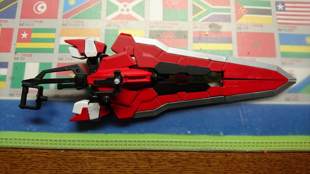 背中のタクティカルアームズは初めてパーツをノコギリで切り飛ばしたりジャンクパーツやプラ棒を使って改造したためやや不恰好になっています。