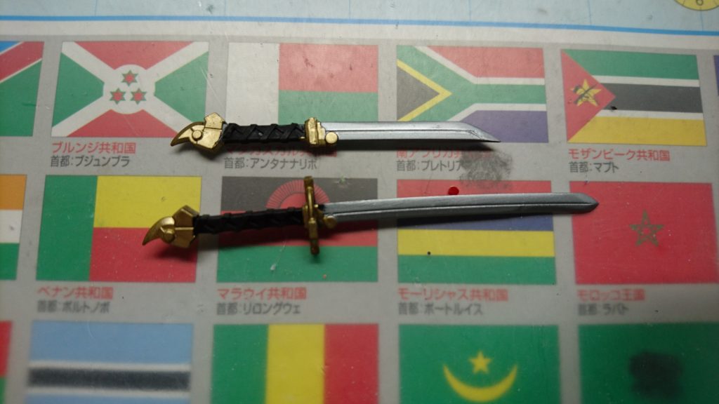 流石にレッドフレームを二個買うのは財布に辛かったため、タイガー・ピアスは「戦闘時に折れてしまったため、二振りの脇差しと短刀に打ち直した」という妄想をしながら、ビルダーズパーツを改造してあります。ちなみに脇差しは「虎徹牙虎(タイガー・ファング)」、短刀は「虎徹雷爪(サンダー・クロー)」と言います。