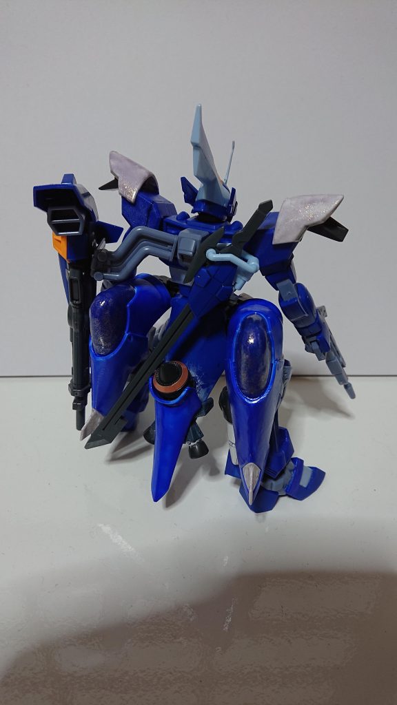 変更点は
・両腰をジンのバックパックバーニアに変更
・リアアーマーにジンハイマニューバの脚部バーニア移植
・両肩にジンハイマニューバ肩パーツ追加
・バックパックを通常のシグーに変更し腰部に格納していたサーベルは背部に移動
こんな感じ?