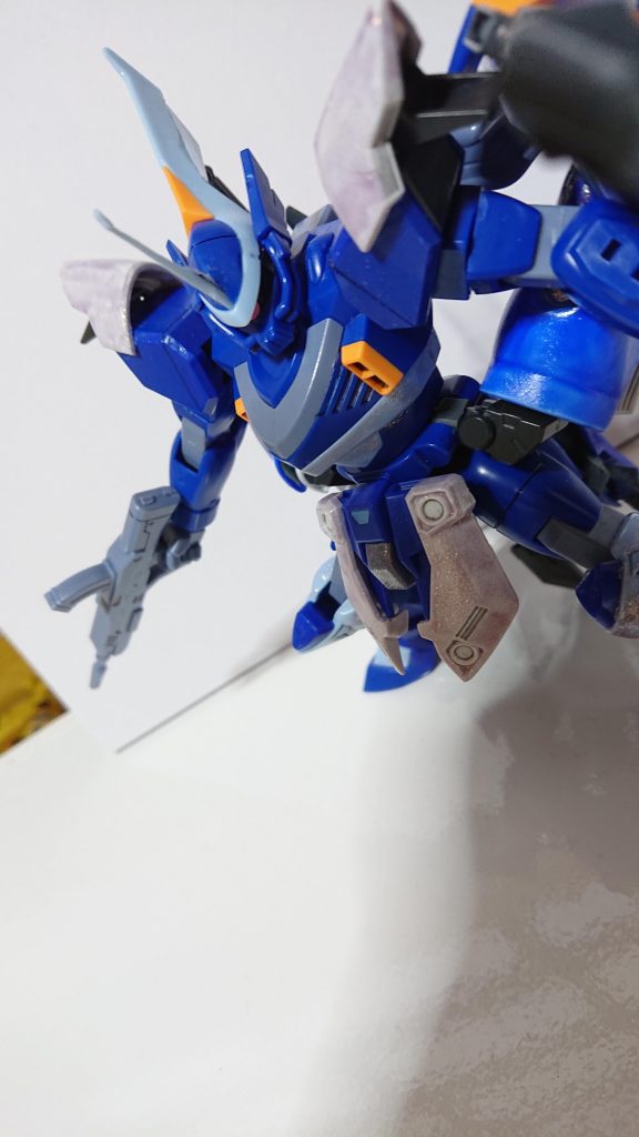 今回、シグーのモノアイはジンのものにしてます。
また塗装には100均のマニキュアのみを使用してます。
パープルがかっている部分やジンのパーツを青くしているのが主に使用した箇所です