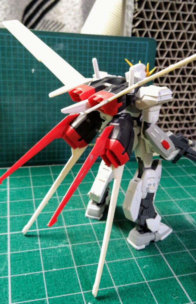 エールストライカー
翼が小さく感じたので、プラ板でスクラッチしてます。
(上の赤い部分は、本来下に付くパーツです。)
ライフルも、ちょっと手を入れてます。