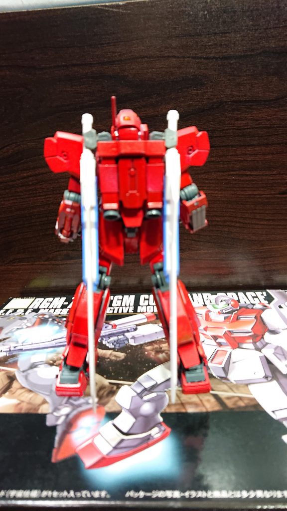 リアビュー
最初の両手剣はアピールショット用で普段は使いません。あの両手剣の名前は「クワドロプルビグロスレイヤー」です。元々あの剣は対ビームコーティングされたビグロを切るために開発されたものです。名前の元ネタは、ネトゲ嫁Lv10(10巻)にてシュヴァインが使用した「クワドロプルピッグスレイヤー」です。