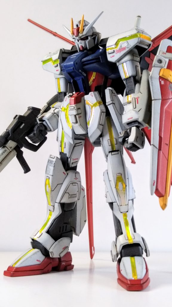 本体はスターゲイザー、
頭(スターゲイザーの頭を使うつもりが、ストライカーと干渉するためストライクに)
ライフル、シールド、エールストライカーは、ストライクの物を使用してます。
プロポーション変更等は無く、ただ、スターゲイザーに、エールストライカーを付けただけです。(笑)
カラーリングは、ストライクにしてみました。