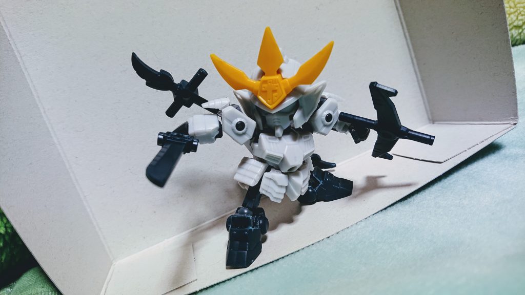 塗装前
首にダブルボール関節、肘、膝、手足首やスカートなどに可能な限りの可動を入れ、全27箇所が可動します。