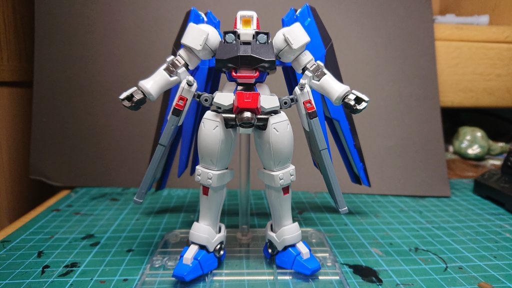 腰部レールガンを取り付けたしわ寄せで、素立ちで腕を大きく広げることを強いられているんだ!