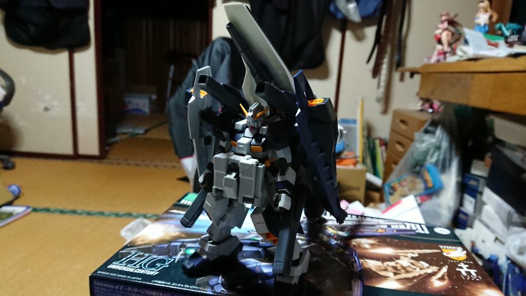 再販されたνガンhwsから脚部ブースターとハイメガシールドを頂戴し、現在のフォルムに。ハイメガシールドはヘイズルのシールド基部を埋め込んで背中に接続できるようにしました。
しかしクゥエルがベースとはいえ短足すぎたので…。