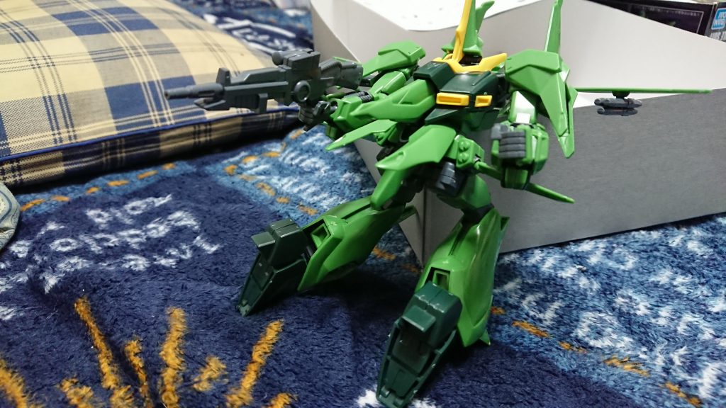 中間形態
可変戦闘機のガウォークに似た形態。
都市部でのドッグファイトに向き、飛行形態では使用できなかったビームライフルが使用できるようになる。