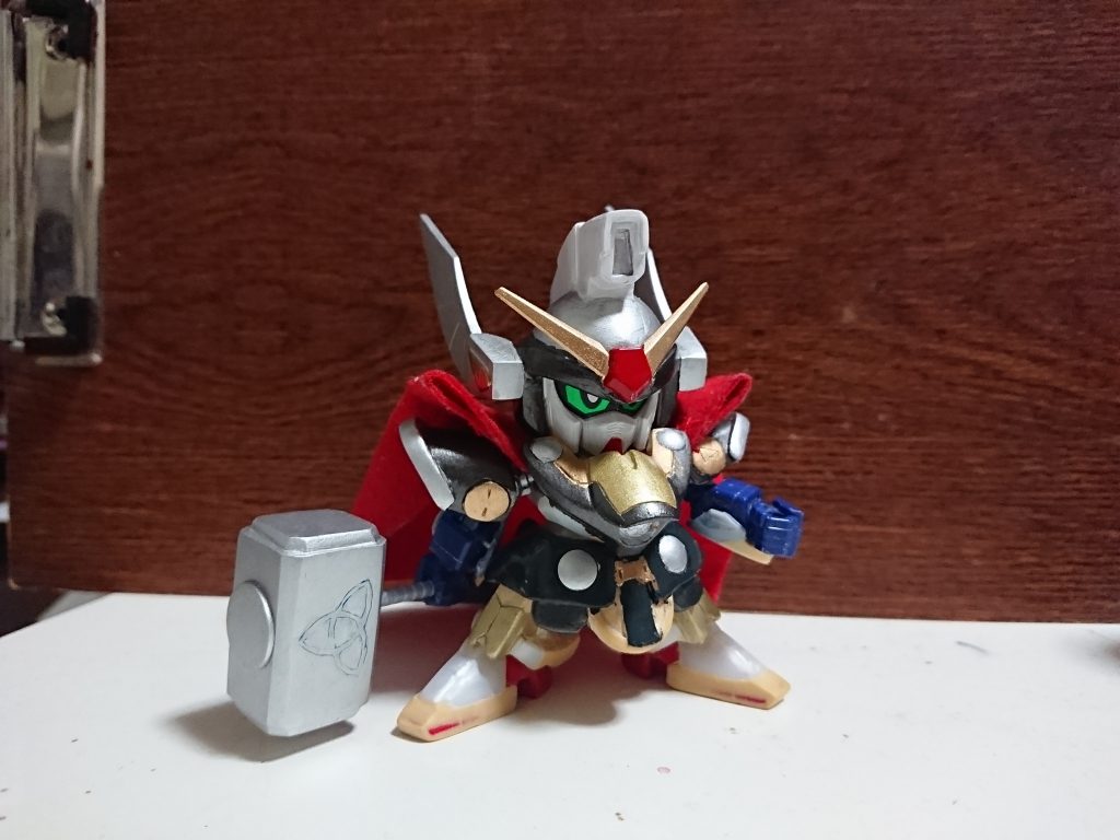 そして今年の1月
もう塗装に入ってますね。この時点でも胸部鎧の真ん中にあるクリアパーツは嵌まっていなかったり、頭部のセンサーもシルバーのままでレジンが入ってません。
この少しあとに引っ越しをし、つい最近レジンなど流し込みで完成させるという流れになりました。