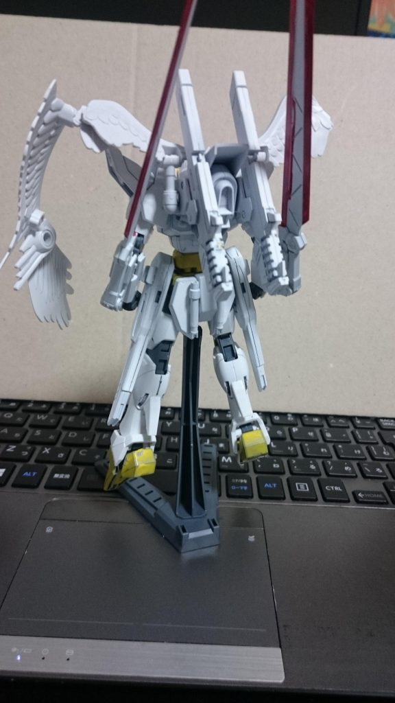 バックショット。ウイングの取り付け部はHGデスティニーのウイングのパーツの一部を使用。これによってスカイハイウイングス専用のパーツを付けずともバックパックに装着可能に。