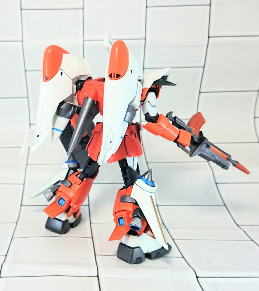 後ろ姿。
スラスターの先っぽだけ少し弄りました。