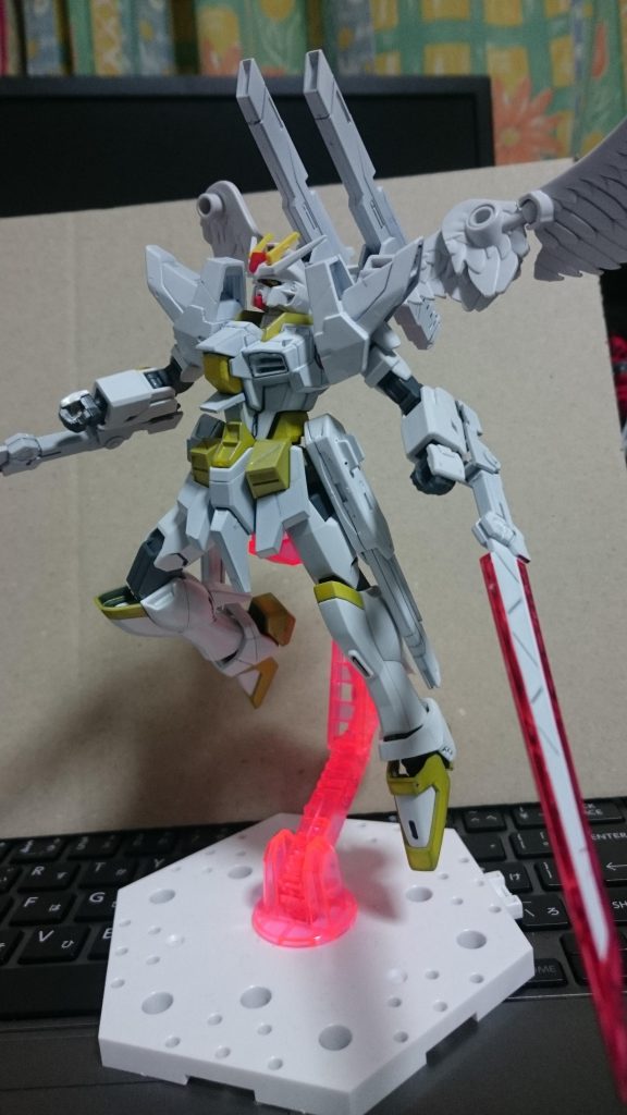 武装
対MS用大剣「ダインスレイウ」
ラケルタ・ビームサーベル
背部ビームキャノン
ダインスレイ「ヴ」じゃないよ、ダインスレイ「ウ」だよ!w
SEEDシリーズは神話や伝承の武器の名前から取るのでダインスレイウも同じように。剣の刃が血糊みたいなんでね…
移動中でも両手をふさぐことなく撃てるよう遠距離武器は背部のビームキャノンのみ。腰部は完全にブースターのみの役割となり、ブライテストガンダムにも負けない速度を可能に。