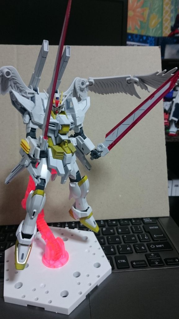 ダインスレイウは取り外して手に装備可能。リーチが短くなった分取り回しが良くなり、縦横無尽にMSを切り尽くす