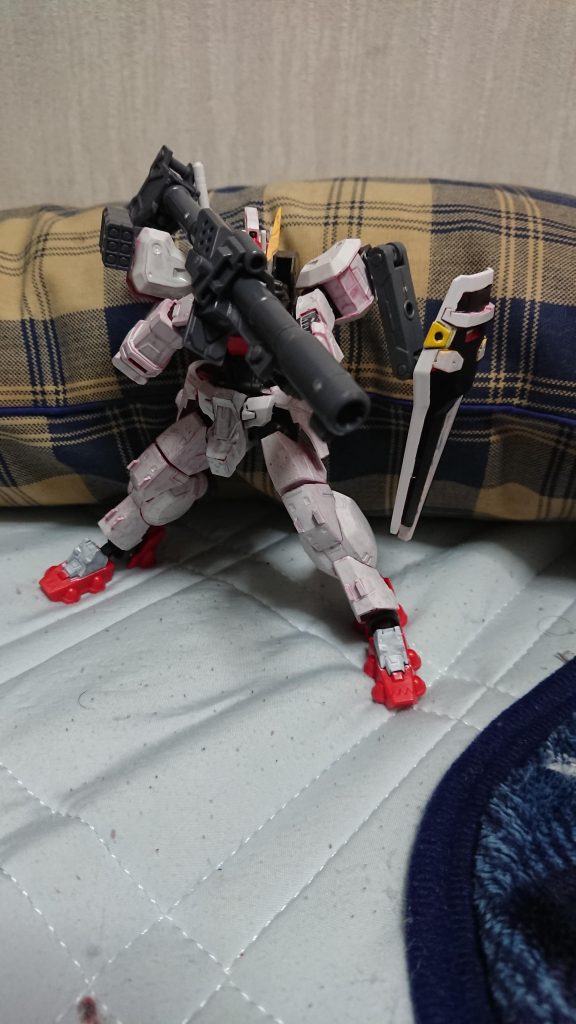 シールドは可動式のサブアームを採用しているため、バズーカやライフル使用時は位置をずらすことが可能。