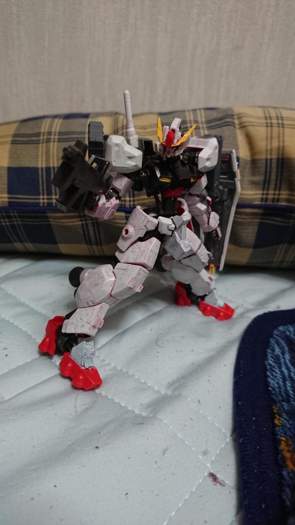 ビームライフル
ナノラミネートアーマーを撃ち抜くことができる高出力のビームを出す射撃兵装。通常で6発で、最高出力で3発。