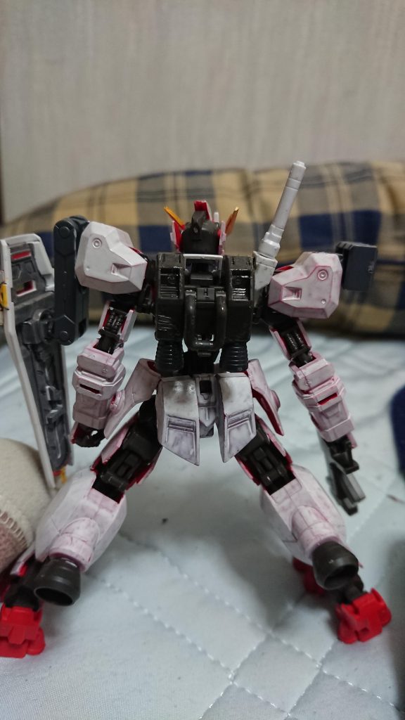 コロニー戦用に開発された機体だが、
スラスターを増設することで、宇宙地上問わず使用できる汎用機になっている。