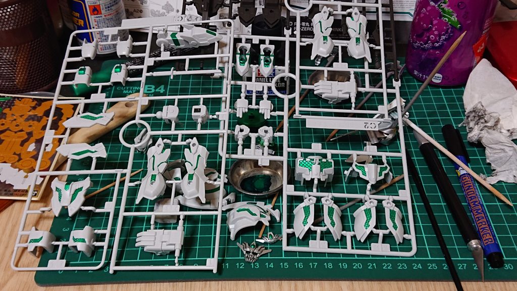 塗装ゎランナーに付いている状態で、ワクワクしながら楽しんで塗装してました(^_^)