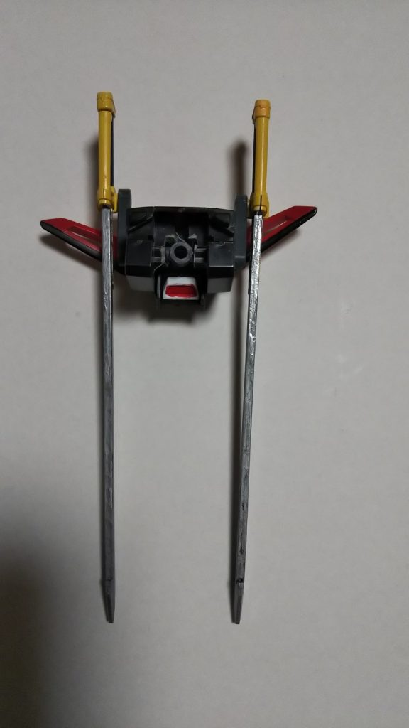 接続にはダガーのジョイントを使ったので、ほとんど無理やりポリキャップを付けた。
干渉しそうな部分はヤスリで削っては確認を繰り返したけど、きっちりと接続はできなかった。