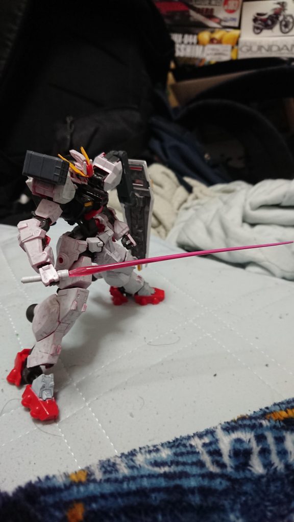 ビームサーベル
対MS戦用の格闘兵装。バックパックに1本装備。ナノラミネートアーマーを容易に切断できるため、悪魔の兵器と呼ばれている。2本装備される予定だったが、改修前にオェーザに強奪されたため、実現しなかった。