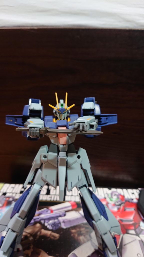 プログレッシブナイフ
原理はMVSと同じです。肩に鞘を装備していますが見えませんね。