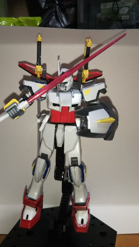 元がダガーなので腰にビームサーベルを搭載している。