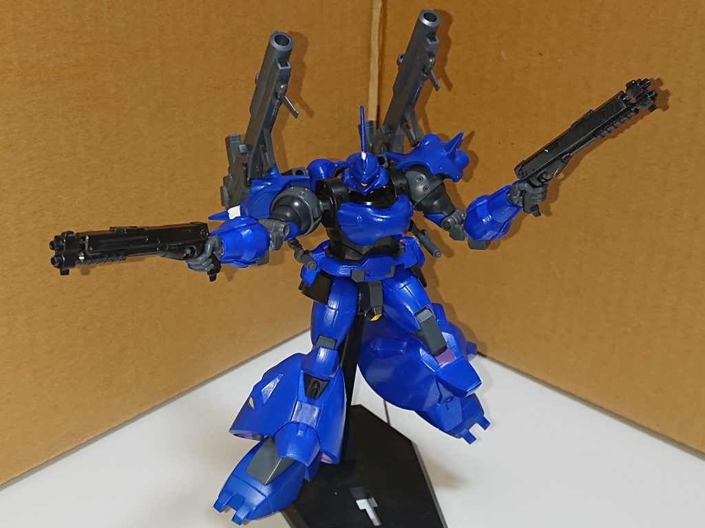 ショットガン型ビームライフル
胸部ビーム砲を廃した事により、
このビームライフルで通常弾と拡散ビーム砲を撃ち分けられる