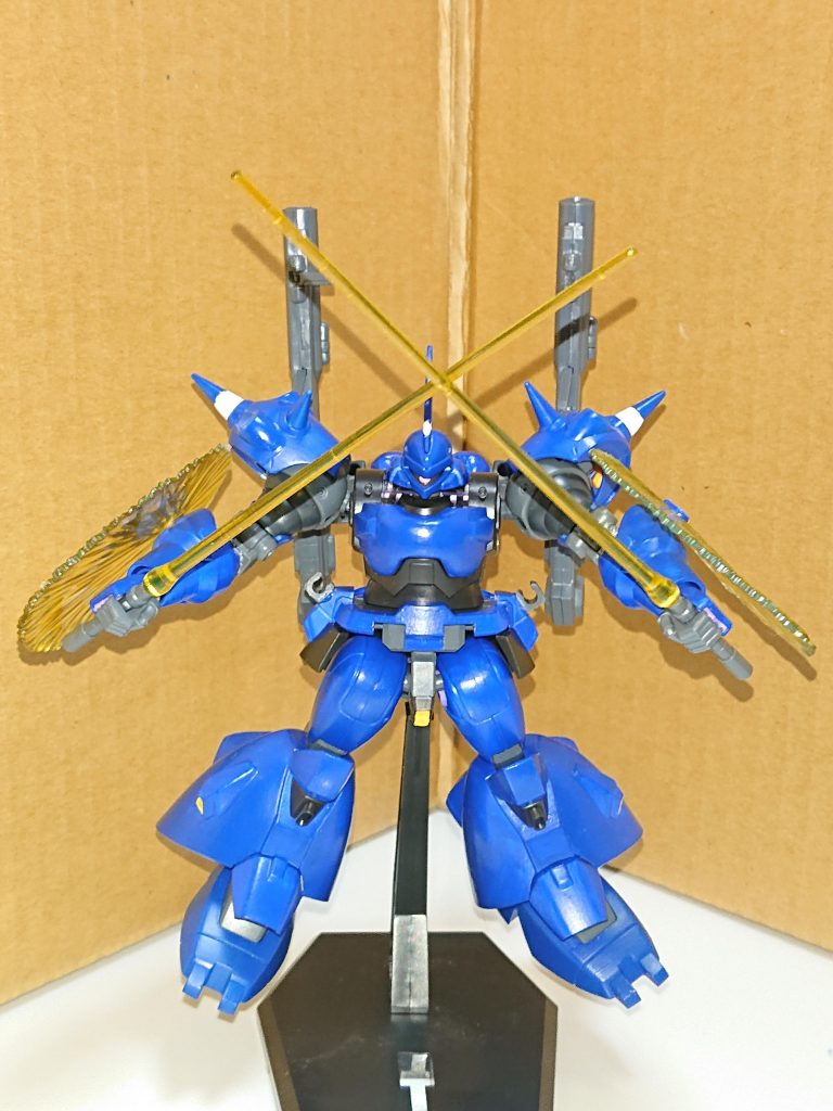 ビームサーベル、ビームシールド展開
ビームシールドは肩と干渉したため、
少し切り落とし