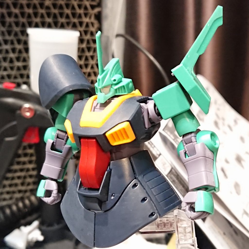 顔はジャンクパーツのウィング系の小型なガンダムから流用しています。