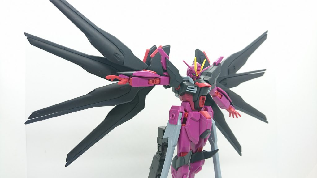 ナイトメアドラグーン
機体背部の高機動ウイングに搭載されているスーパードラグーン。
黒色であることから視認性が悪く、有視界戦闘において脅威となる。。
また、ミラージュコロイド・ステルスが搭載されており、敵機からは空間から突然ビームが発生するという凶悪な性能を持つ。
この視認性の低さから、ビーム突撃砲としての運用がより効果的である。
電力消費が原典のものより大きくなっているため、稼働時間は短い。