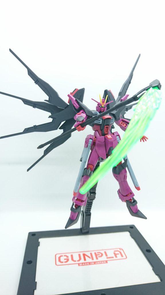 高機動ウイングはナイトメアドラグーンのプラットホームを兼ねる本機のメイン推力。
原典機はヴォワチュール・リュミエールを搭載しているが、本機はミラージュコロイドシステムを発展させたミラージュコロイドフライトシステムを搭載する。これはマガノイクタチのコロイド制御による空力制御技術を発展させたもので、ステルス性能を維持したまま高い機動力を獲得した。
マガノイクタチの技術が使われていることから、バッテリーの強制放電による施設の破壊や敵MSの機能停止が可能。
また、散布されたミラージュコロイドに干渉し、若干ではあるがビームを屈折させることが可能。
ミラージュコロイド・ステルス展開中の防御力低下を補う。