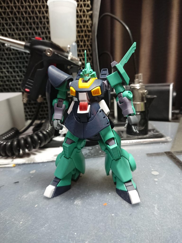 つま先をガンダムNT版風に改造。腰の左右アーマーを変更してスカート風ではないデザインに。ガンダムタイプによせてます。