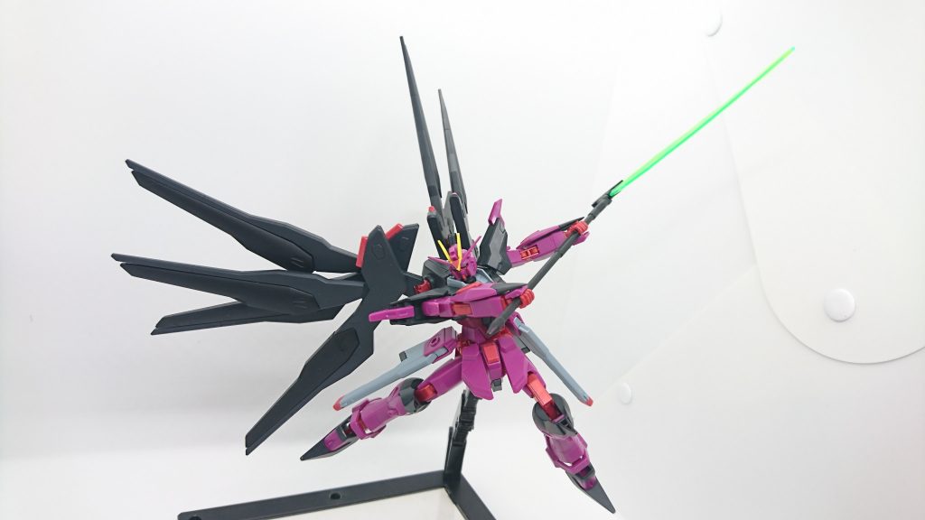 ビームサイズの一振りはMSの構えるシールドごと切断する威力を持つ。
大鎌という形状から取り回しが悪いため、インファイトは比較的苦手。
なお、原典機のビームサーベル装備箇所にビームサイズを装備するため、本機はビームサーベルを装備できない。