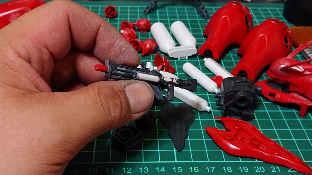 ライフルの銃口を切り落とし、ランナーで作り変えました(^_^)