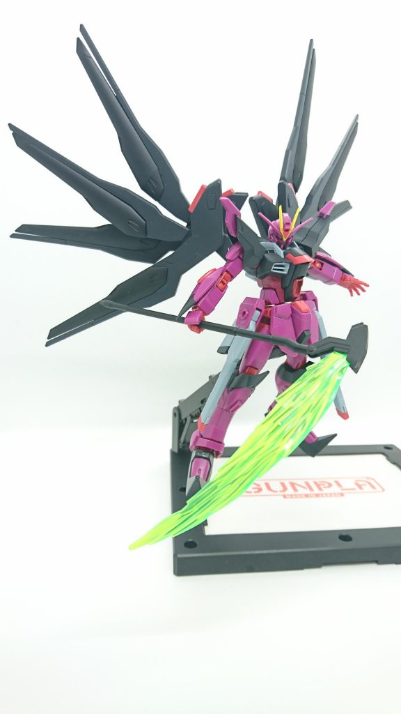 コンフェッシオ
本機の主力武装である大型ビームサイズ
核エンジンから供給される膨大な電力から発生するエネルギーの刃の威力は戦艦の装甲を引き裂くほどで、対MS戦闘のみならず拠点破壊にも効果を発揮する。
また、柄の部分はビームコーティングされており、ビームサーベルを受け止めることが可能。
コンフェッシオはラテン語で懺悔の意。