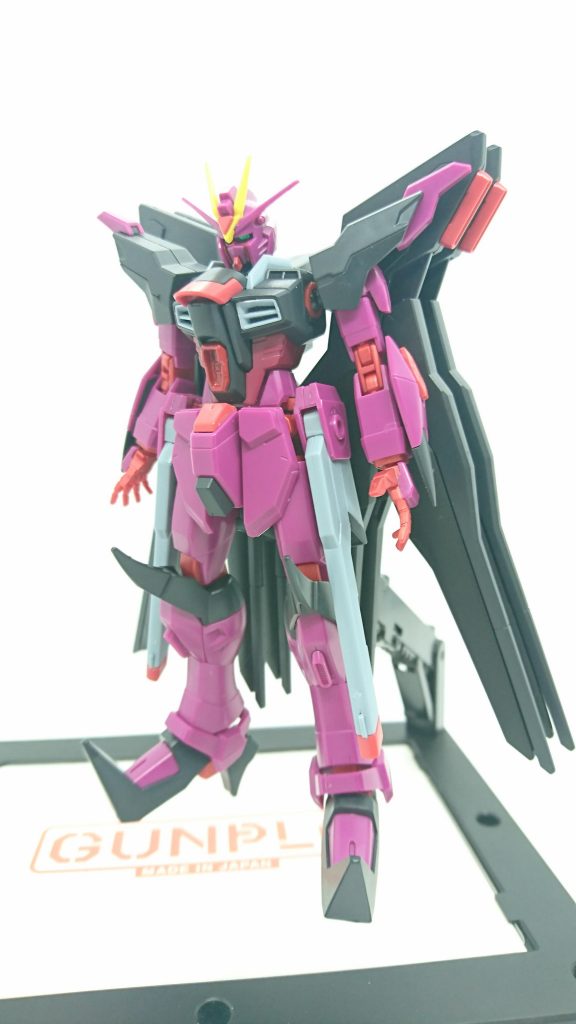 機体の外見は細部に変更があるもののほとんど原典機。
本機にはミラージュコロイドシステムが搭載されているが、これはデスティニーに採用されたものではなく、ブリッツに搭載されたミラージュコロイド・ステルスの改良型である。
本機の動力には核エンジンが採用されており、電力供給による制限時間がほぼ無制限となった。