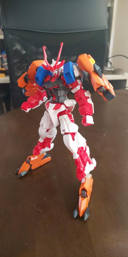 素体にはアーマーを追加したかった為に戦国アストレイを使用。
肩をAGEスパローにし、穴を開けてラゴゥの前足を肩関節ごと挿し込み、足はラゴゥの後ろ足の膝から下を使用して接続部に足首の接続を埋め込みました。