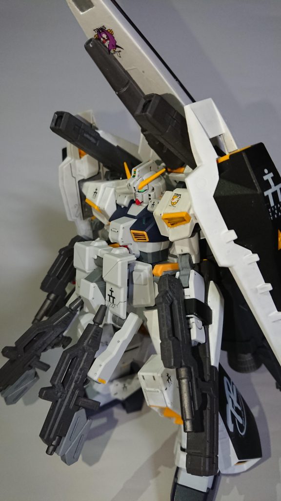 4門のビームキャノンと携行武装のビームマシンガンでほぼオールレンジ。背中の砲台のみ実弾が発射できる設定です。