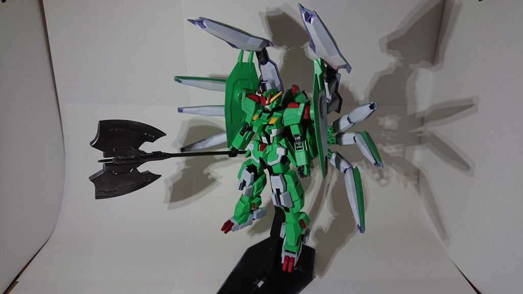 肩にはフォビドゥンと同じエネルギー
偏向装甲「ゲシュマイディッヒ・パンツァー」を装備そしてバックパックには「改良型ゲシュマイディッヒ・パンツァー」防御面のみであった盾にビーム砲を追加
この4枚の盾により高い防御性能を持つ