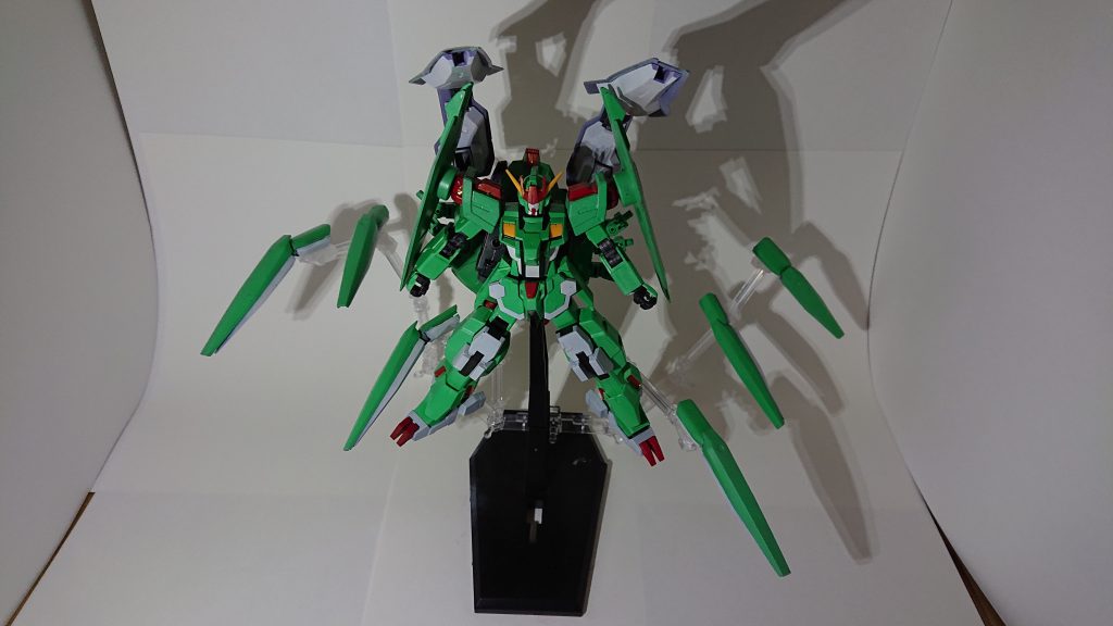 ドラグーンシステム
6機の突撃ビーム砲により広範囲攻撃を目的とした武装、バックパック装着時にはビーム砲としての役割もできる。