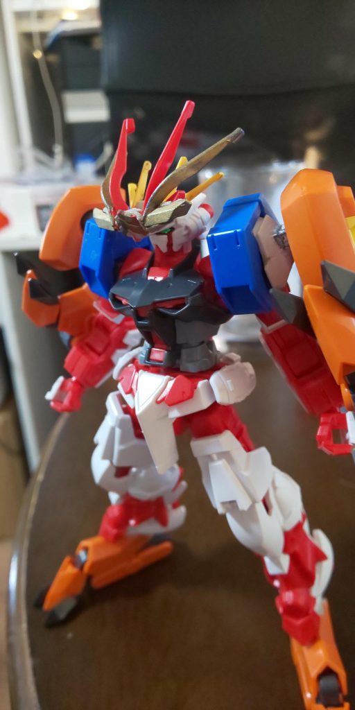 頭部に直接あるアンテナにはインパルスのアンテナを二等分して張り付け、前面のアンテナには戦国アストレイのアンテナを一つにもう一つを三等分して張り付けました。