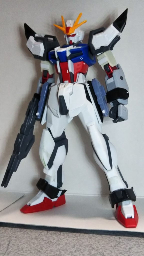 オマケフォト
塗装が始まる数日前のストライク本体の写真

所々にノワールのパーツを用いつつ、それだけでは足りない部分をプラ板等で補う事で、可能な限りストライクＥへ近付けようと試みました