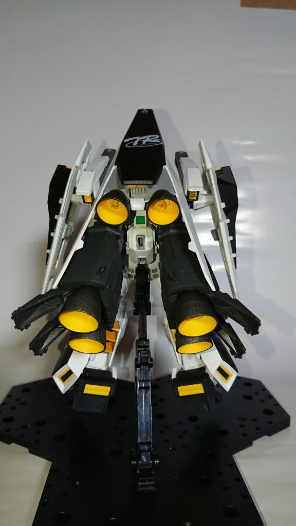 両肩のシールド･ブースター、背中の大型シールド･ブースターと2基のスラスターで超高機動を実現。