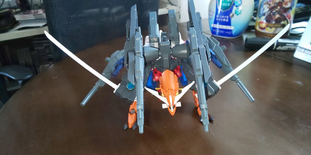 バックパックはX魔王のバックパック中心部分に接続を追加したものを中心にビルドガンダムMk-Ⅱのバックパック、メテオホッパーのアーム、戦国アストレイの肩アーマー、パワードジムカーディガンのビームライフル、コトブキヤのフリースタイルシールド、ラゴゥの頭等を組み合わせました。